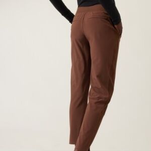 Athleta Brooklyn Ankle Length Stretchy Featherlike Brown Athleasure Travel Pants